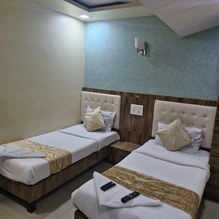 Hotel Crystal Park Near Nesco Exhibition Center Mumbai Exteriör bild