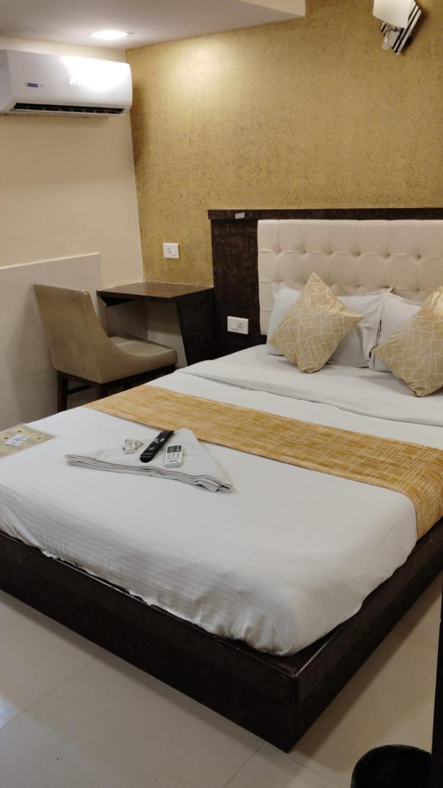 Hotel Crystal Park Near Nesco Exhibition Center Mumbai Exteriör bild