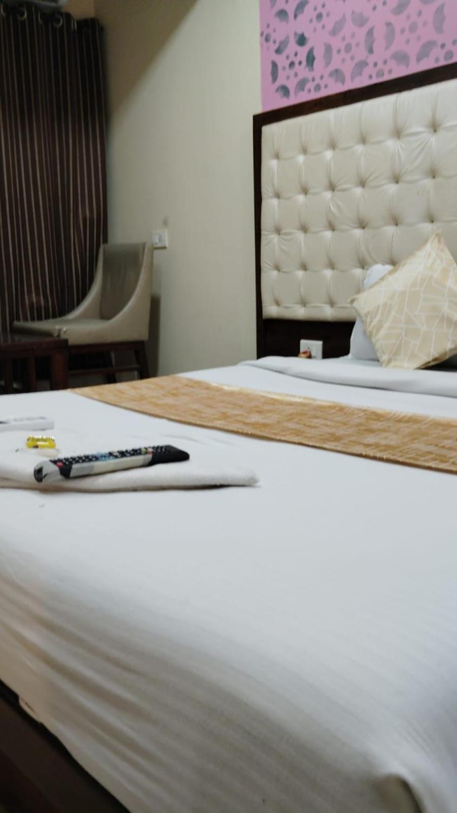 Hotel Crystal Park Near Nesco Exhibition Center Mumbai Exteriör bild