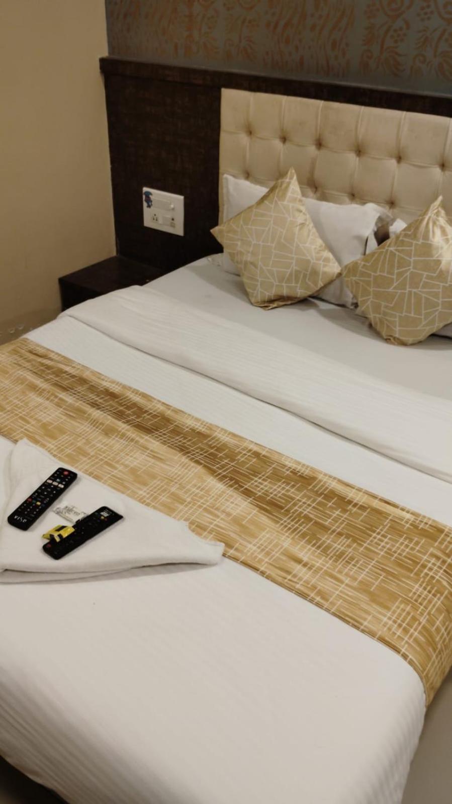 Hotel Crystal Park Near Nesco Exhibition Center Mumbai Exteriör bild