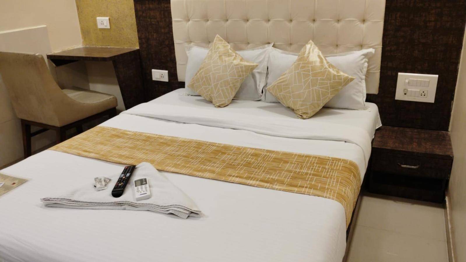 Hotel Crystal Park Near Nesco Exhibition Center Mumbai Exteriör bild
