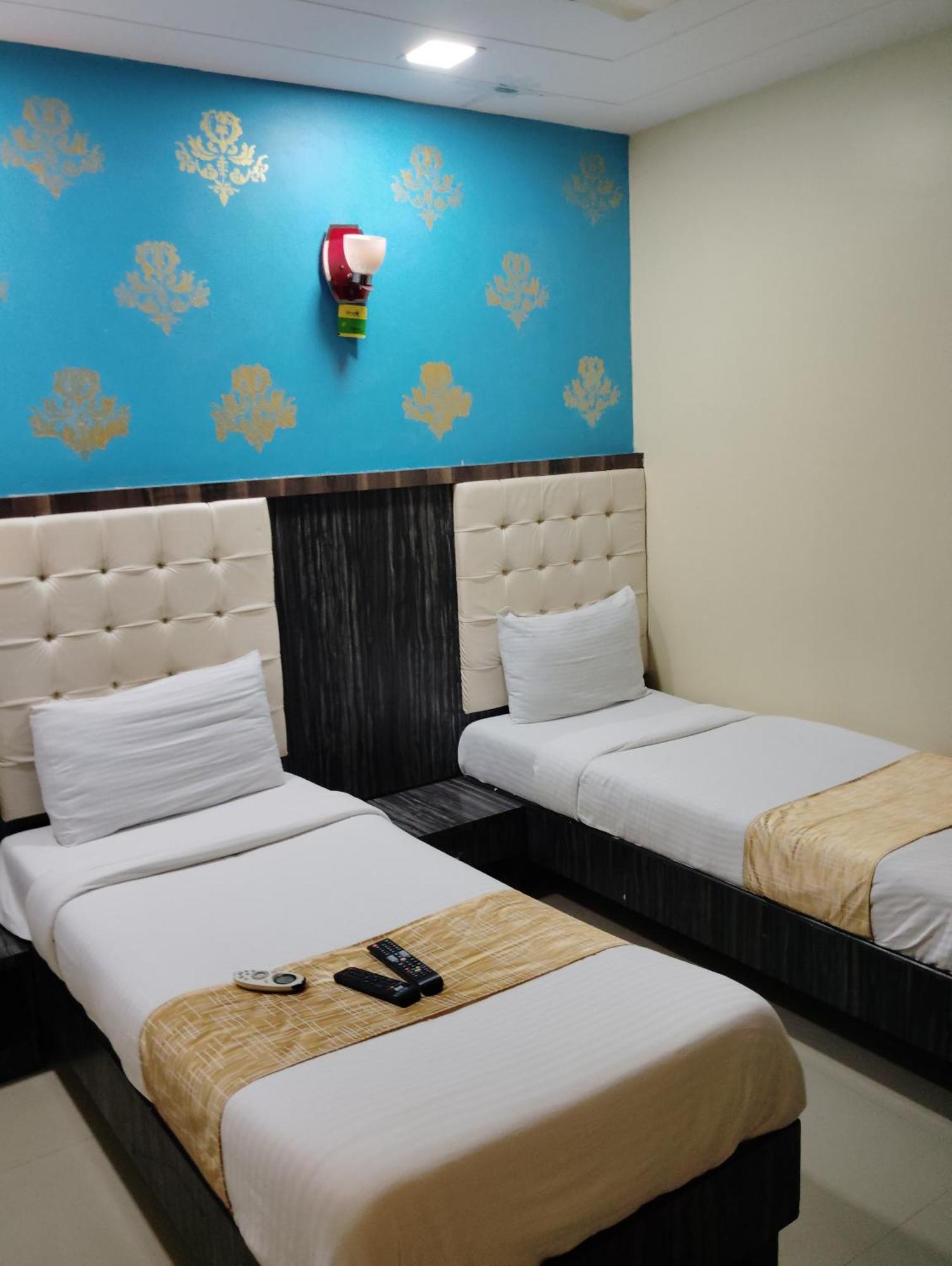 Hotel Crystal Park Near Nesco Exhibition Center Mumbai Exteriör bild