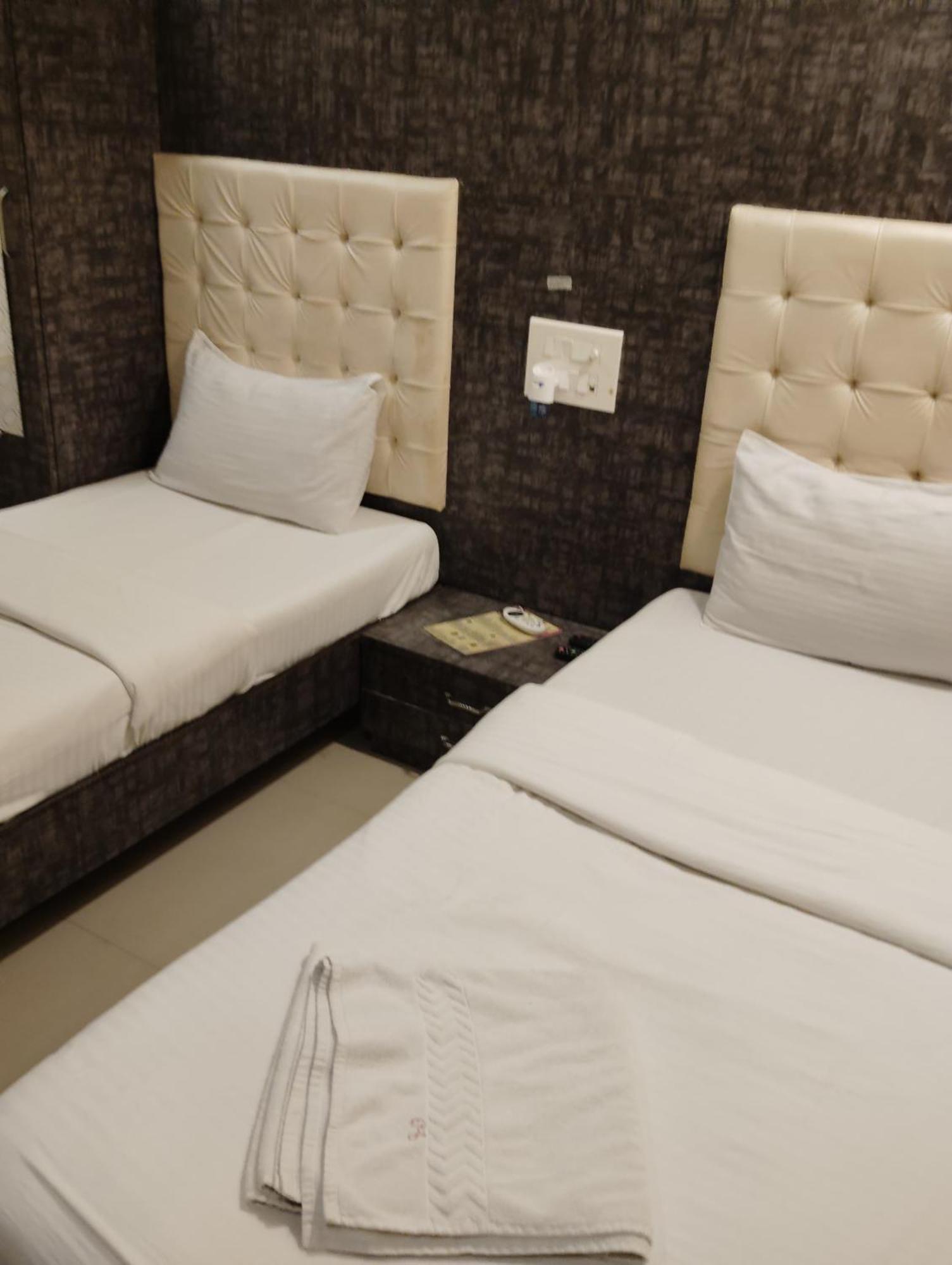 Hotel Crystal Park Near Nesco Exhibition Center Mumbai Exteriör bild