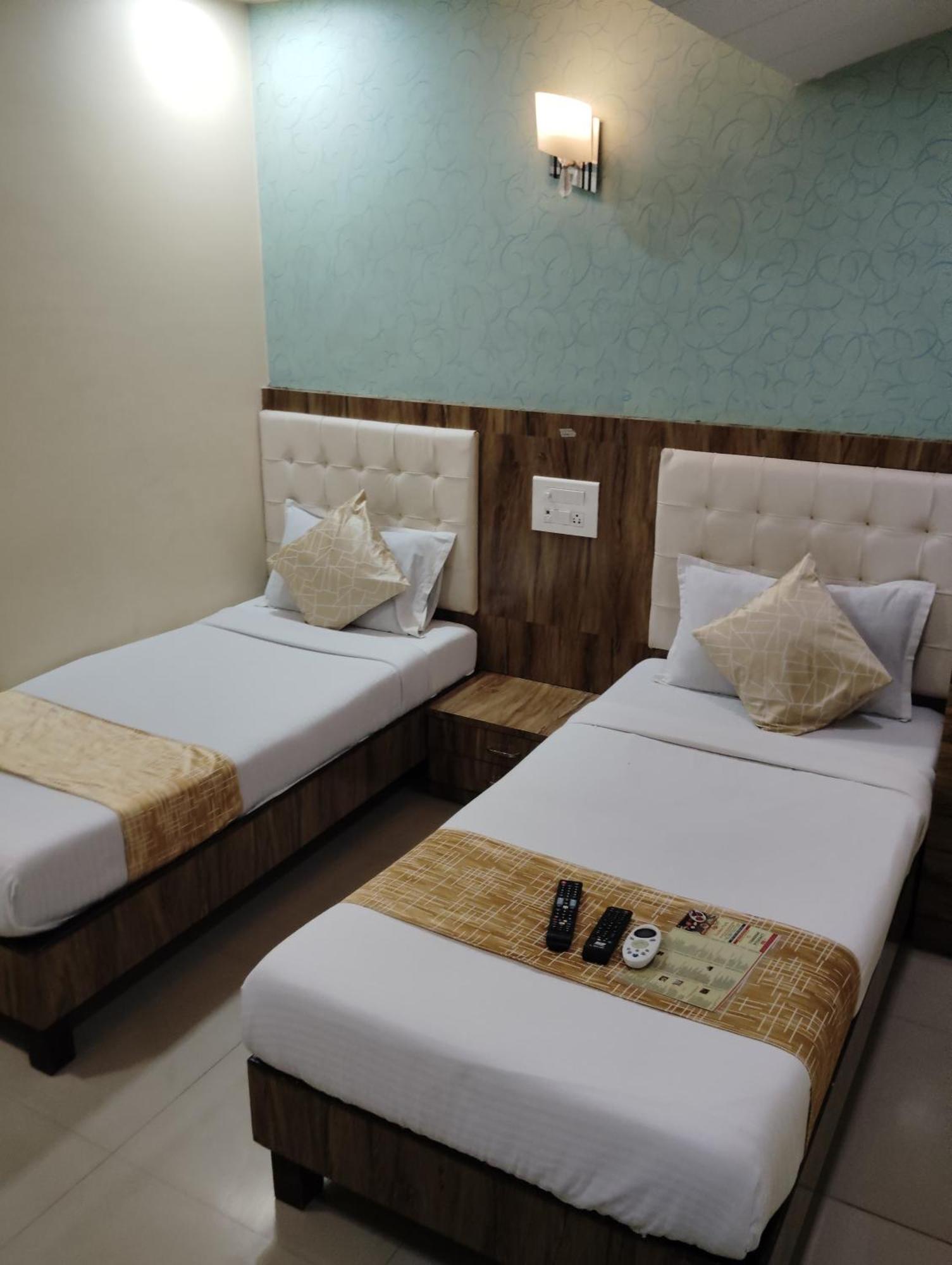 Hotel Crystal Park Near Nesco Exhibition Center Mumbai Exteriör bild