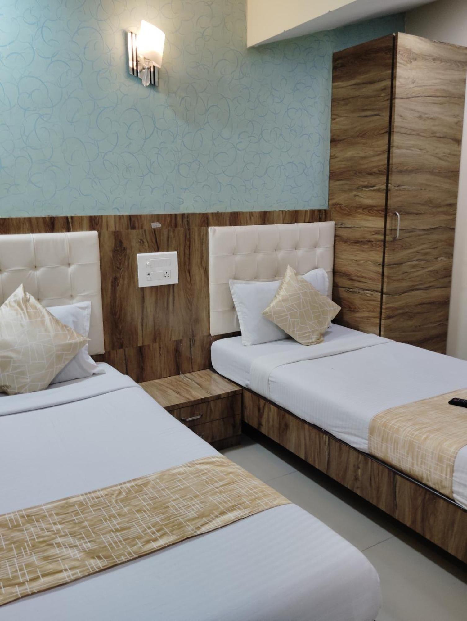 Hotel Crystal Park Near Nesco Exhibition Center Mumbai Exteriör bild