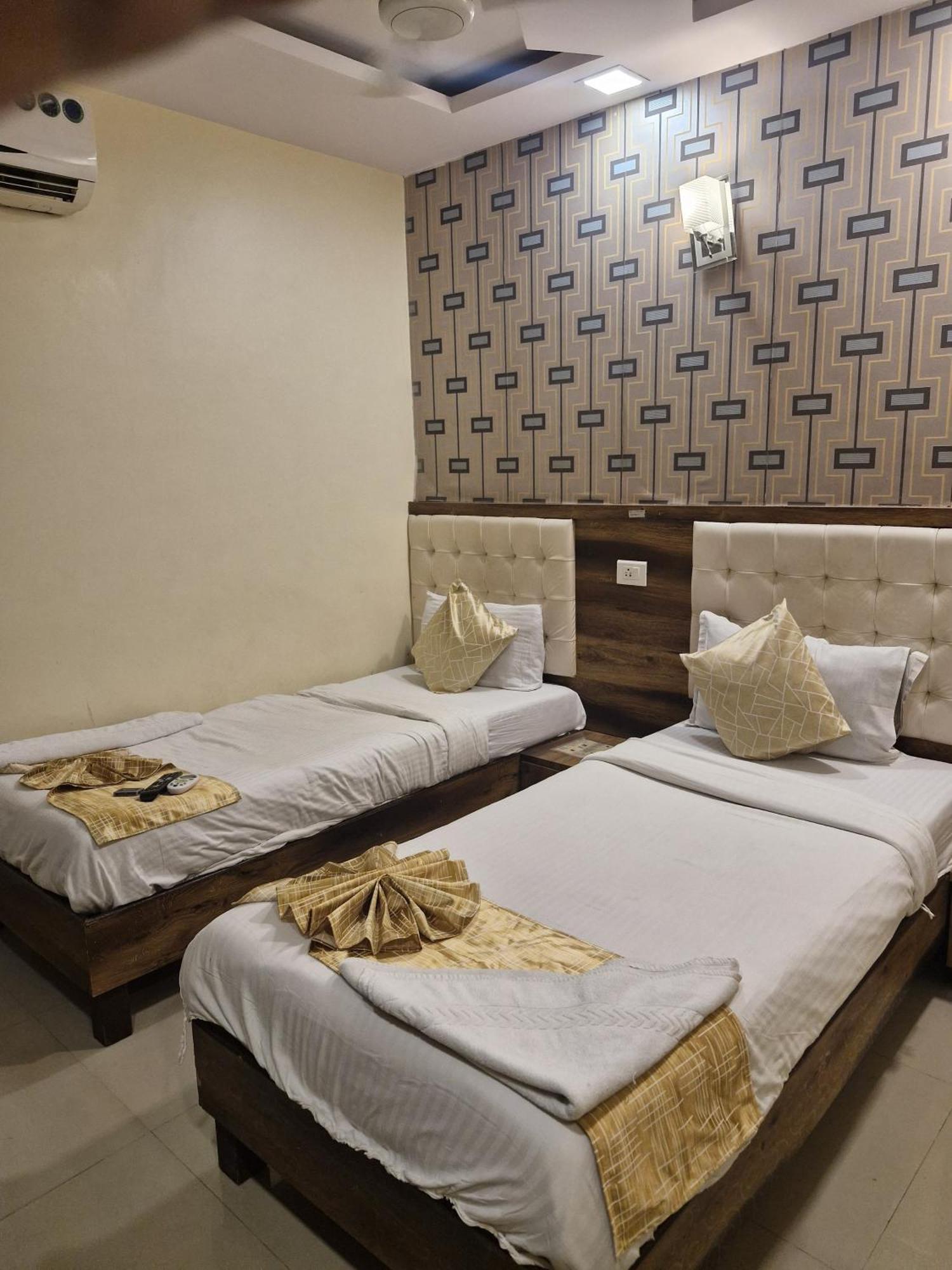 Hotel Crystal Park Near Nesco Exhibition Center Mumbai Exteriör bild