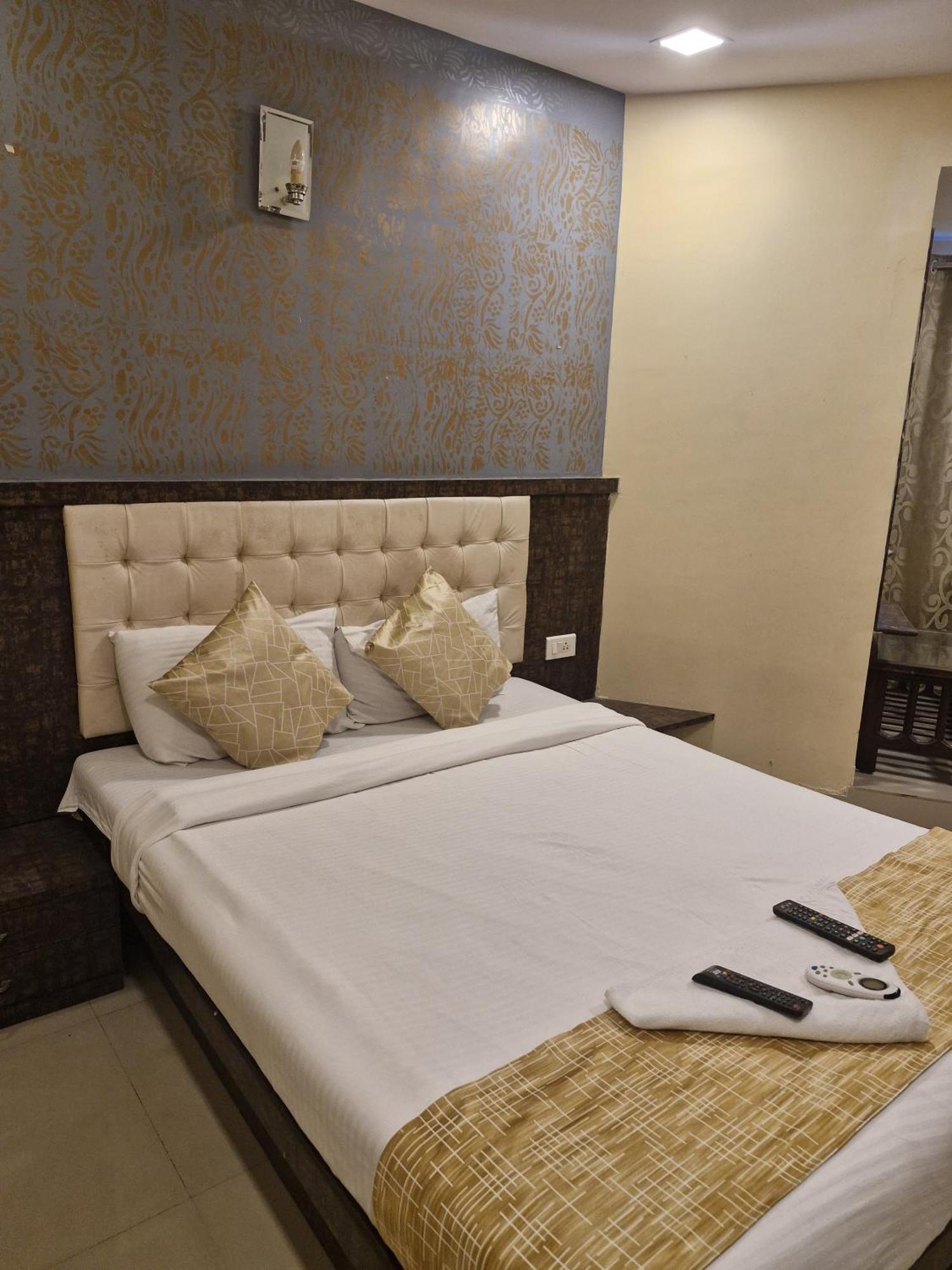 Hotel Crystal Park Near Nesco Exhibition Center Mumbai Exteriör bild