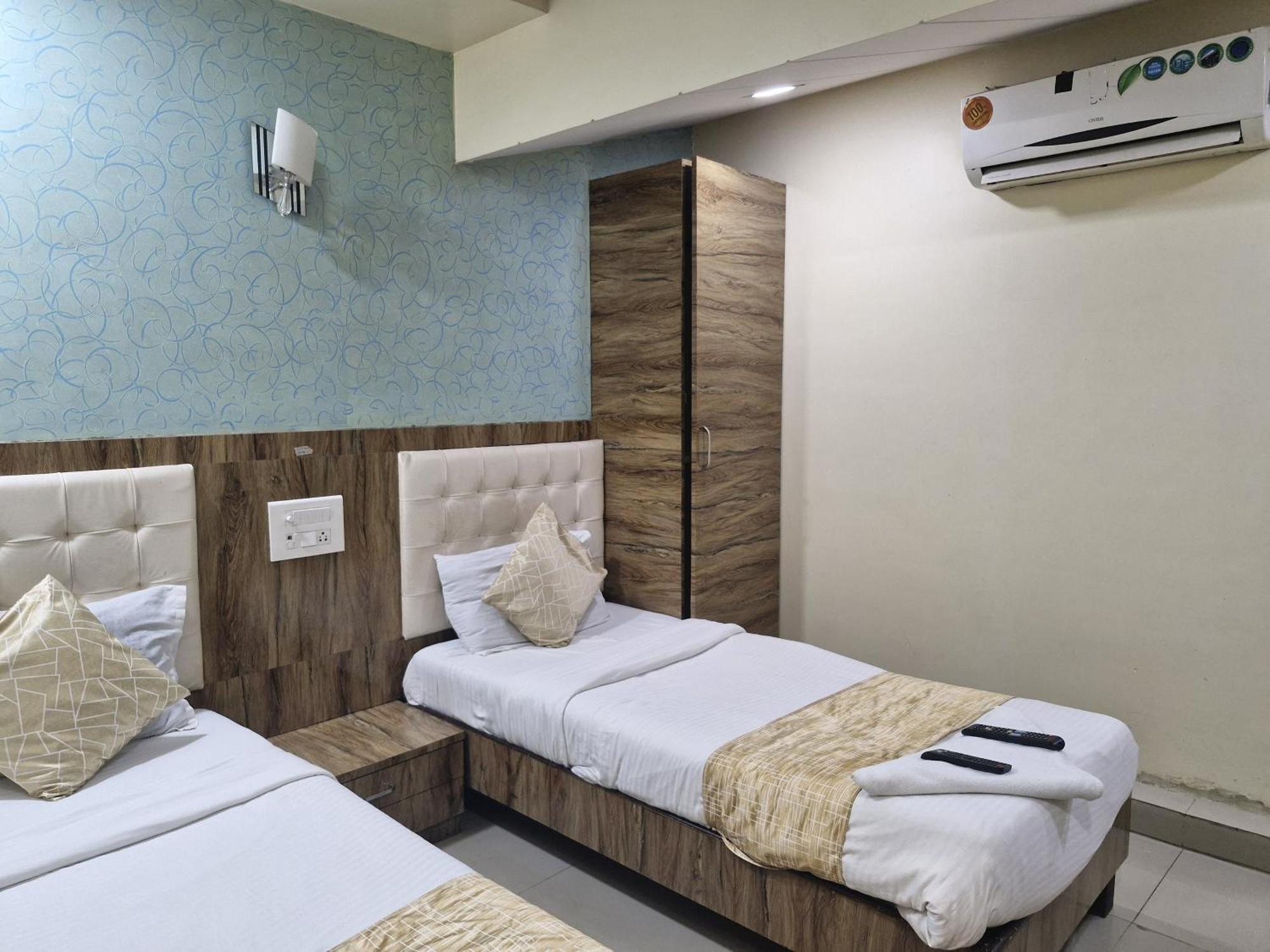 Hotel Crystal Park Near Nesco Exhibition Center Mumbai Exteriör bild