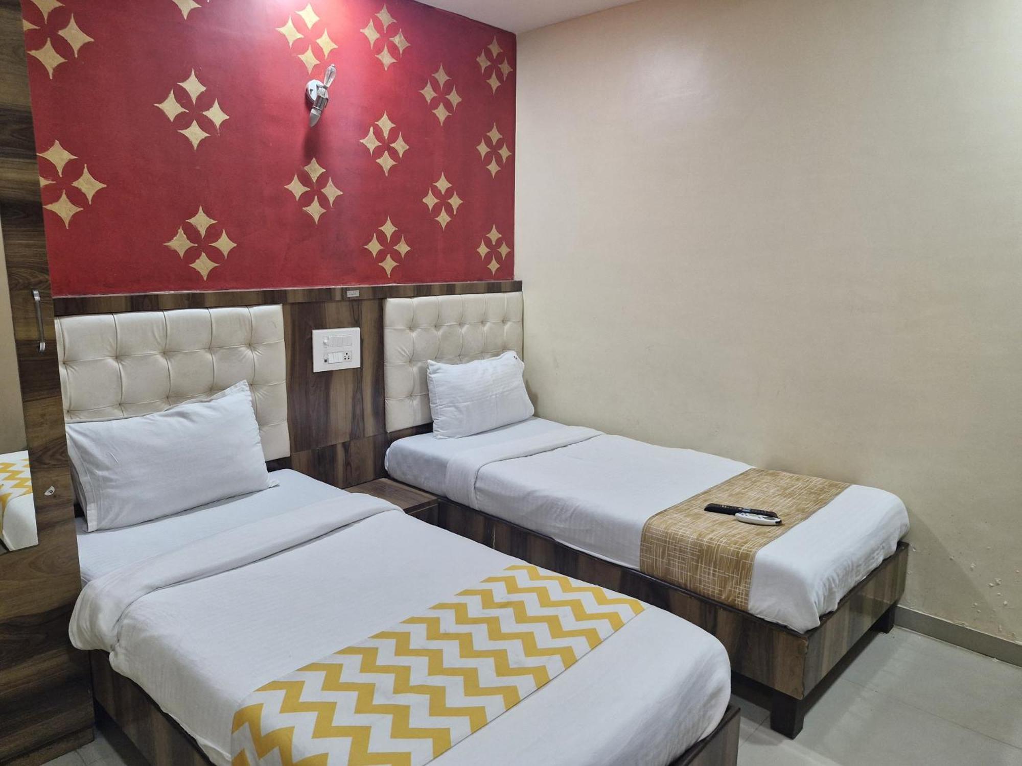 Hotel Crystal Park Near Nesco Exhibition Center Mumbai Exteriör bild