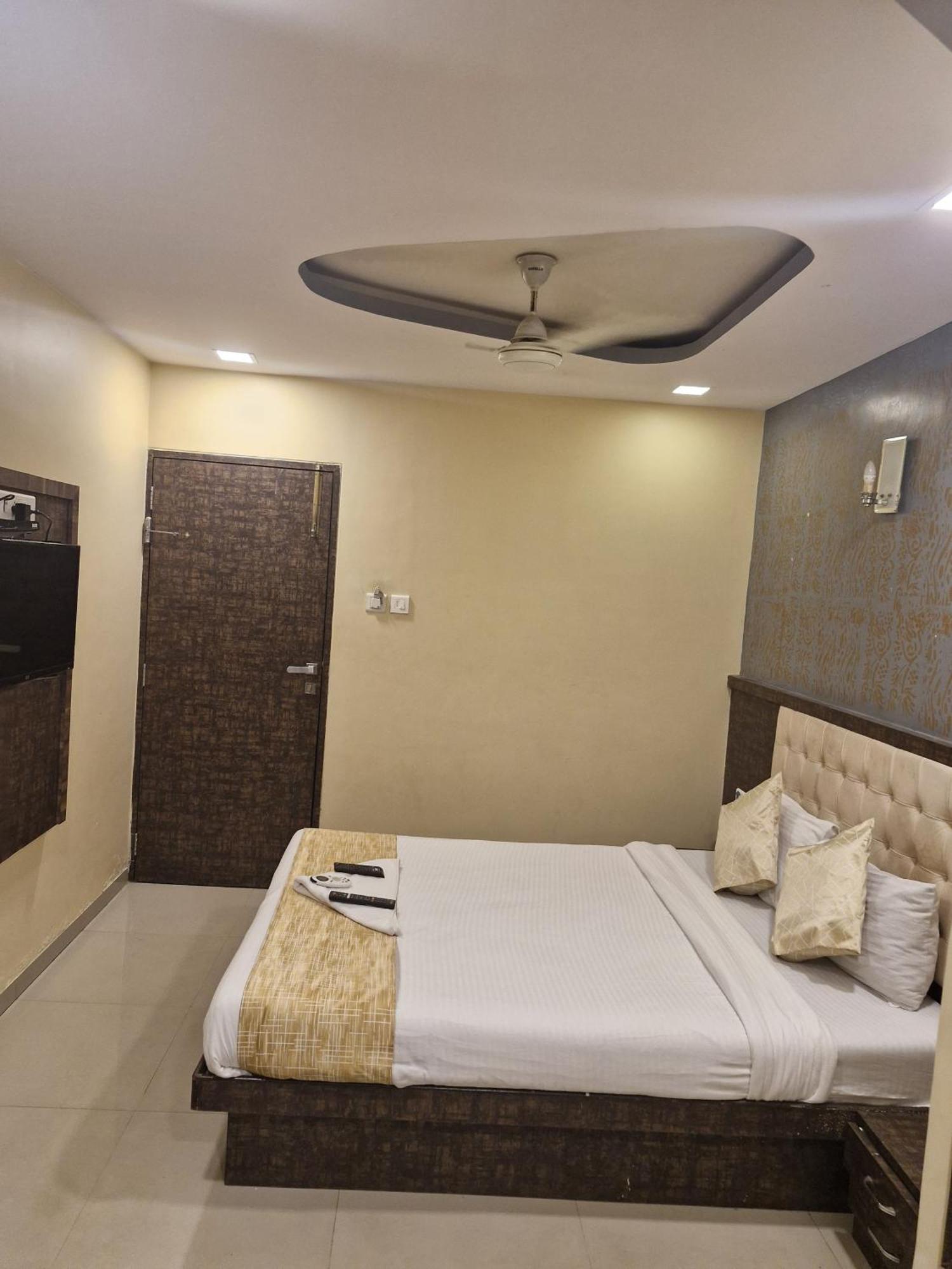 Hotel Crystal Park Near Nesco Exhibition Center Mumbai Exteriör bild