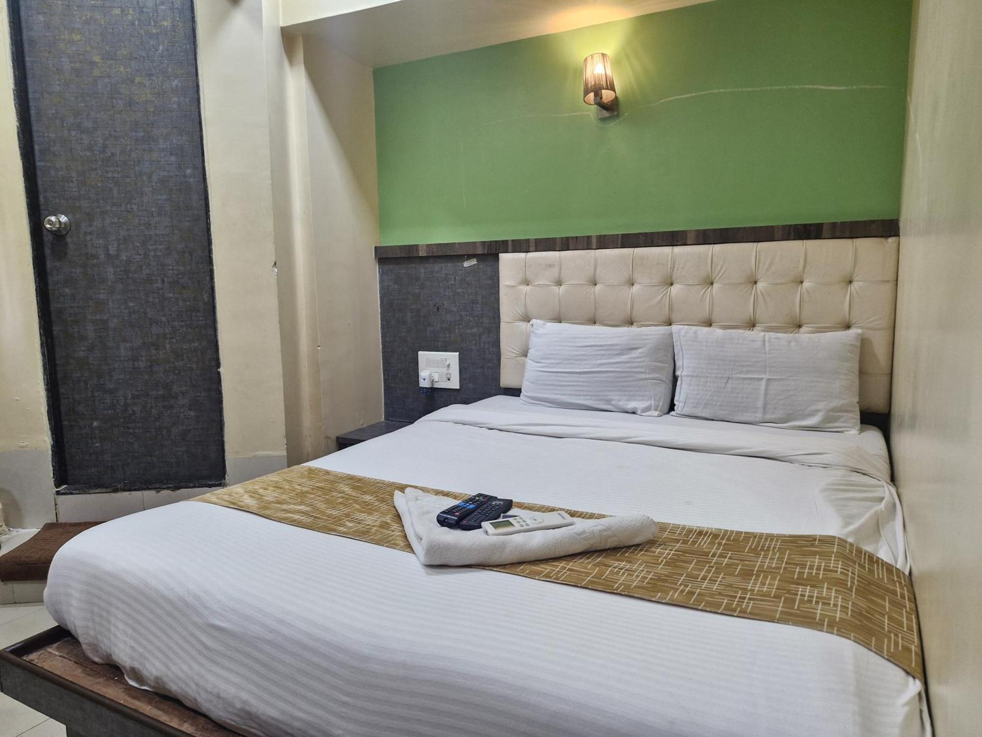 Hotel Crystal Park Near Nesco Exhibition Center Mumbai Exteriör bild