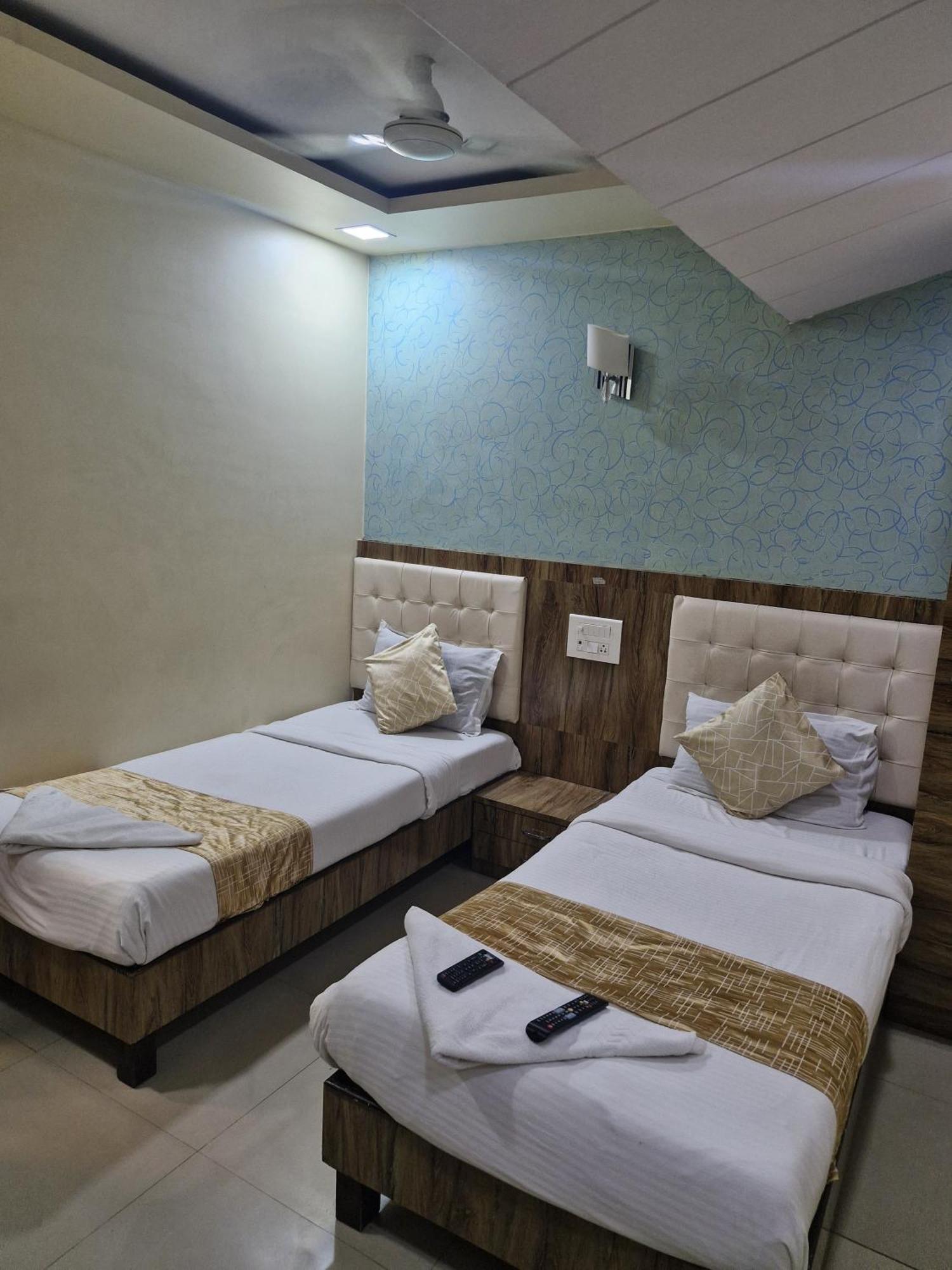 Hotel Crystal Park Near Nesco Exhibition Center Mumbai Exteriör bild