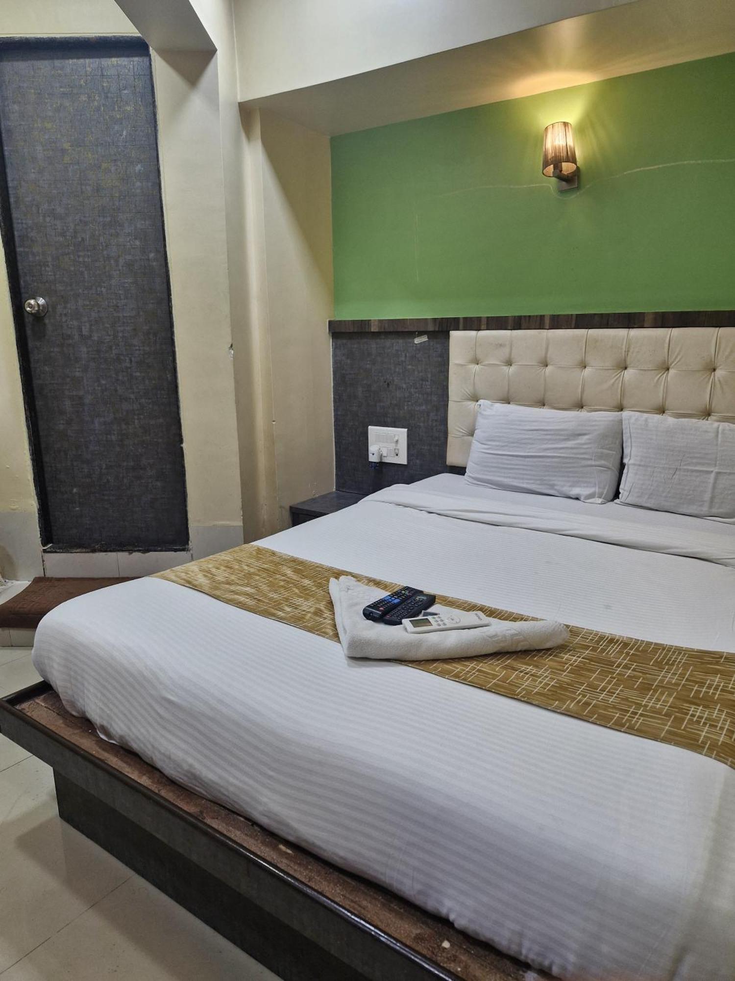 Hotel Crystal Park Near Nesco Exhibition Center Mumbai Exteriör bild