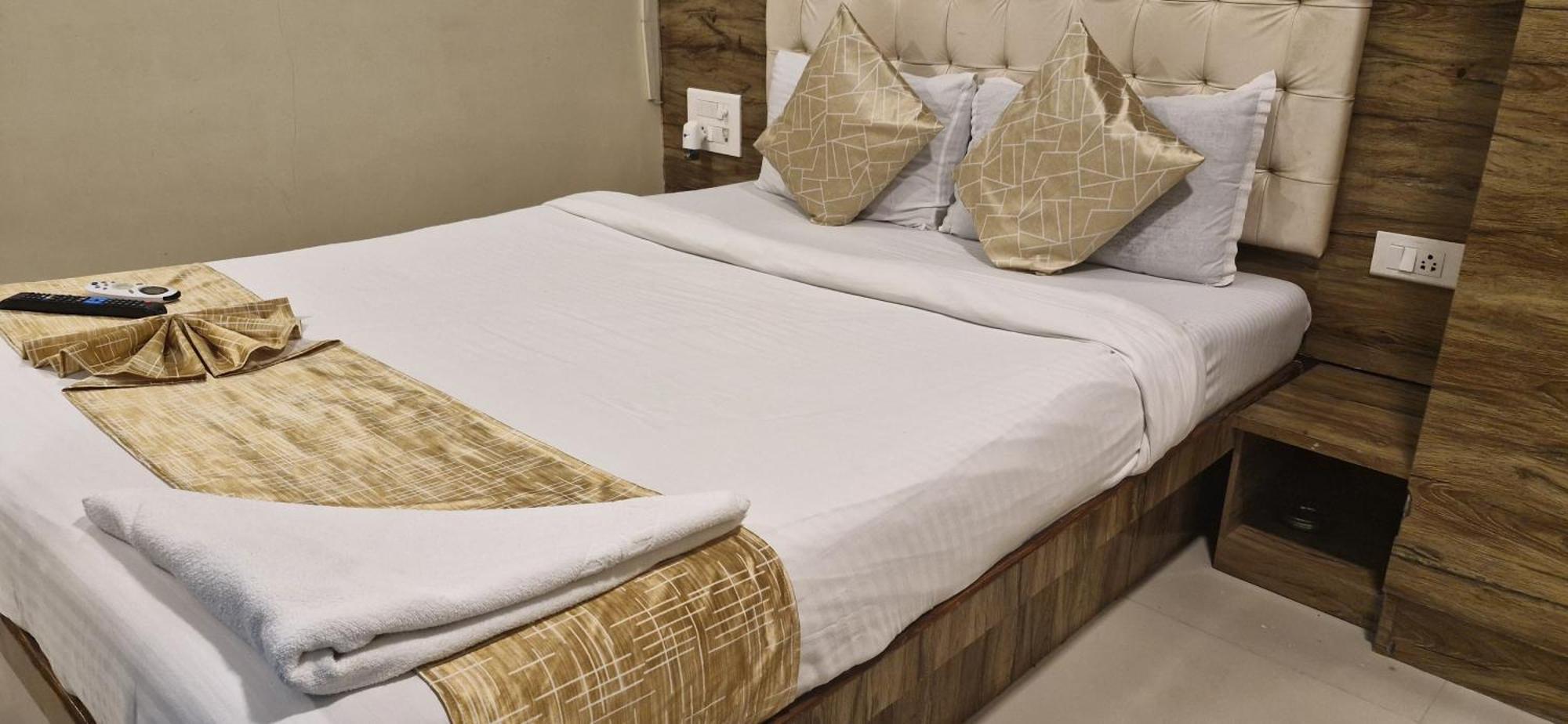 Hotel Crystal Park Near Nesco Exhibition Center Mumbai Exteriör bild