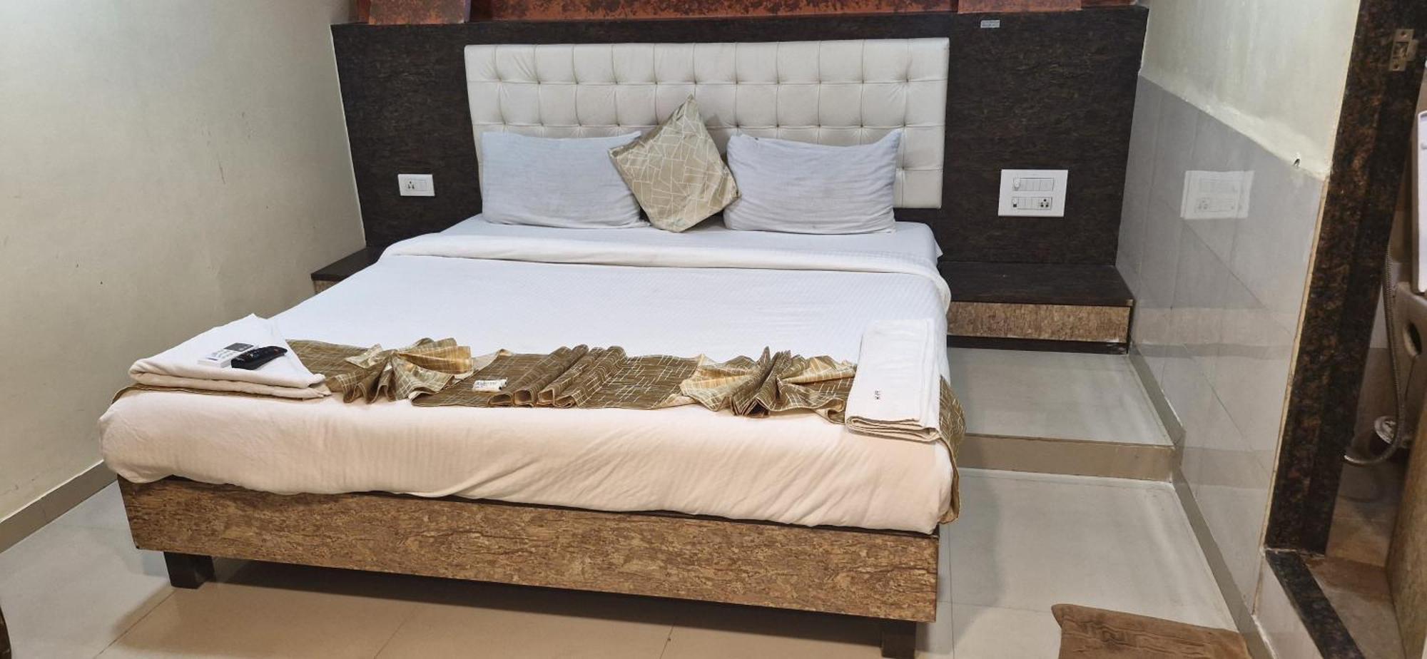Hotel Crystal Park Near Nesco Exhibition Center Mumbai Exteriör bild