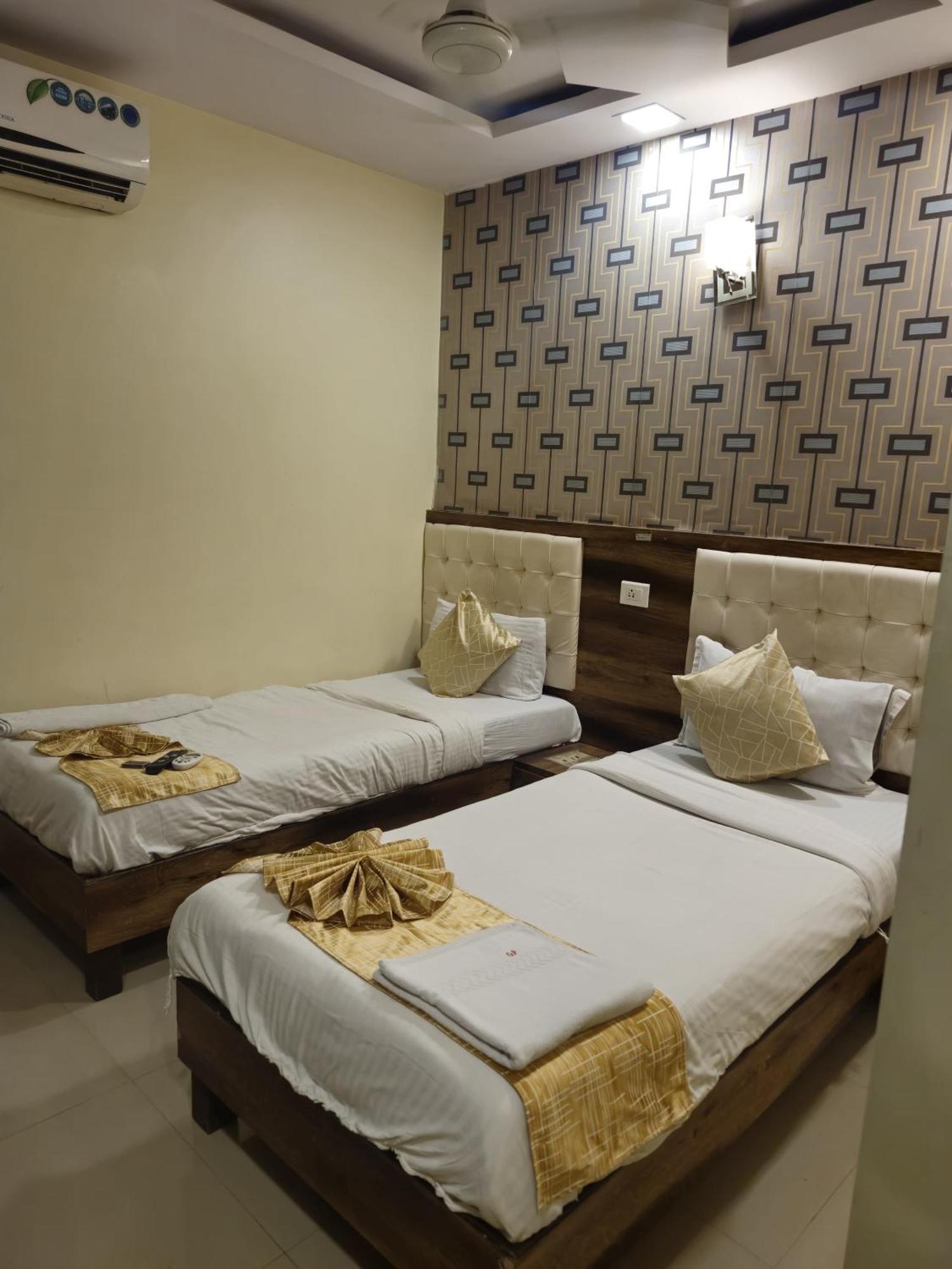 Hotel Crystal Park Near Nesco Exhibition Center Mumbai Exteriör bild